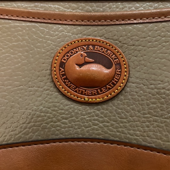 Dooney & Bourke cross body purse - Picture 3 of 10